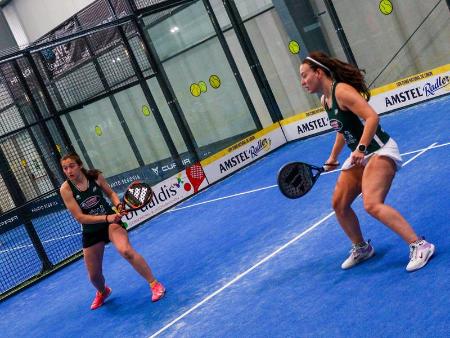 Imagen Las hermanas Álvarez Narro se imponen en un cuadro femenino muy disputado en la tercera jornada del Circuito Provincial de Pádel Indoor de la Diputación